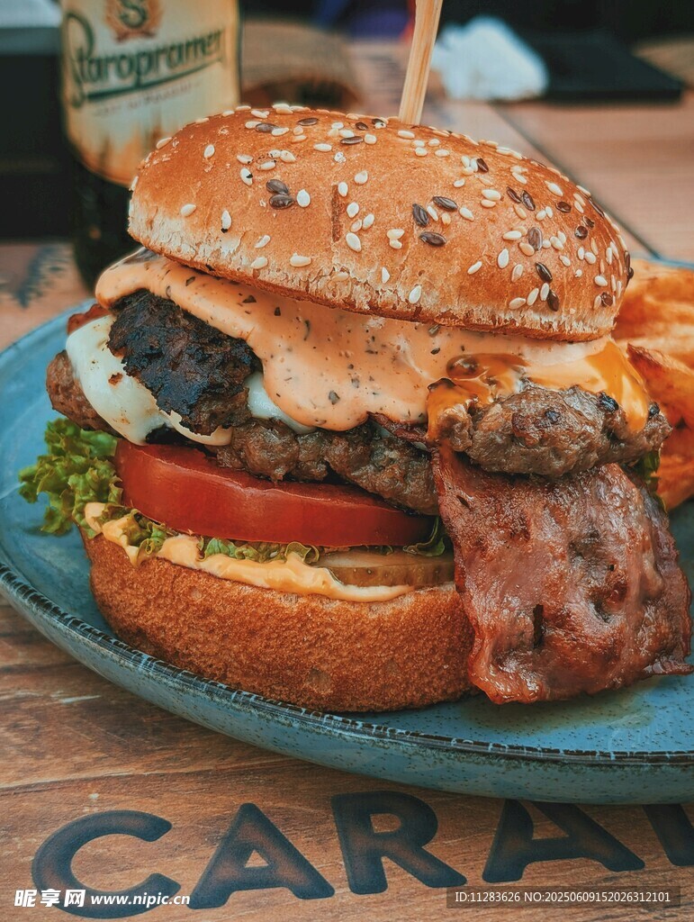 美味多汁的特色牛肉汉堡
