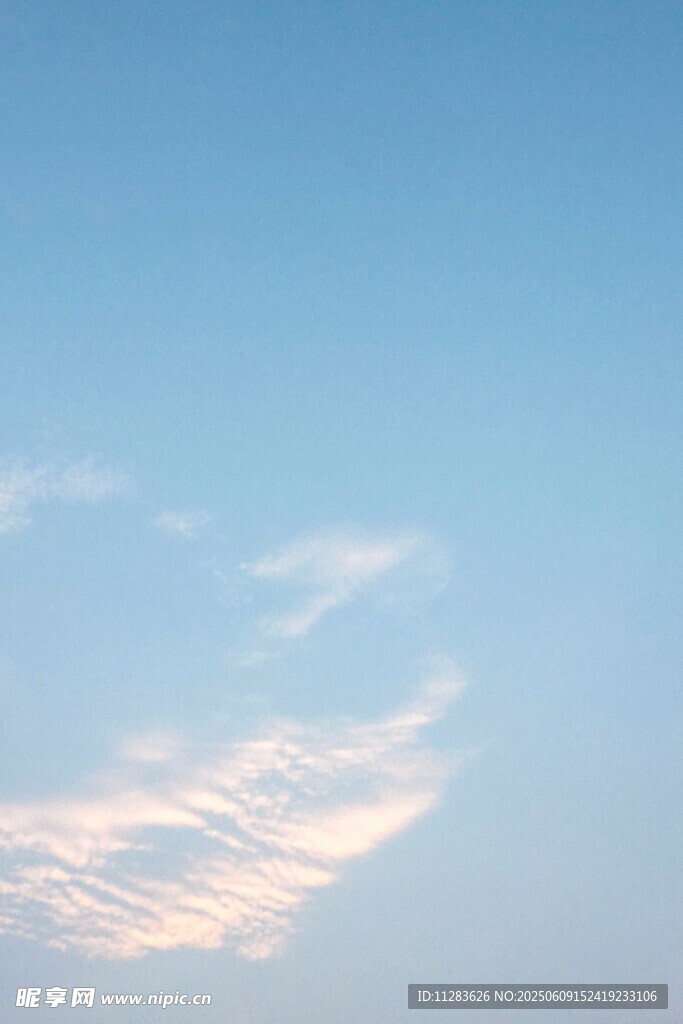 蓝天中的轻柔云朵