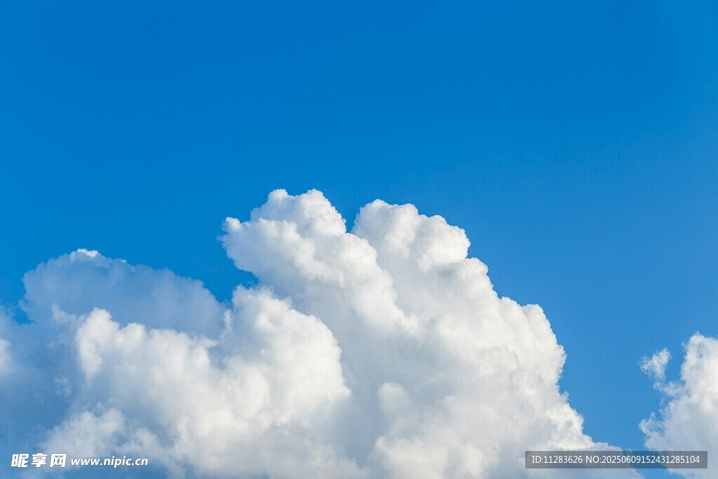 蓝天中的蓬松白云