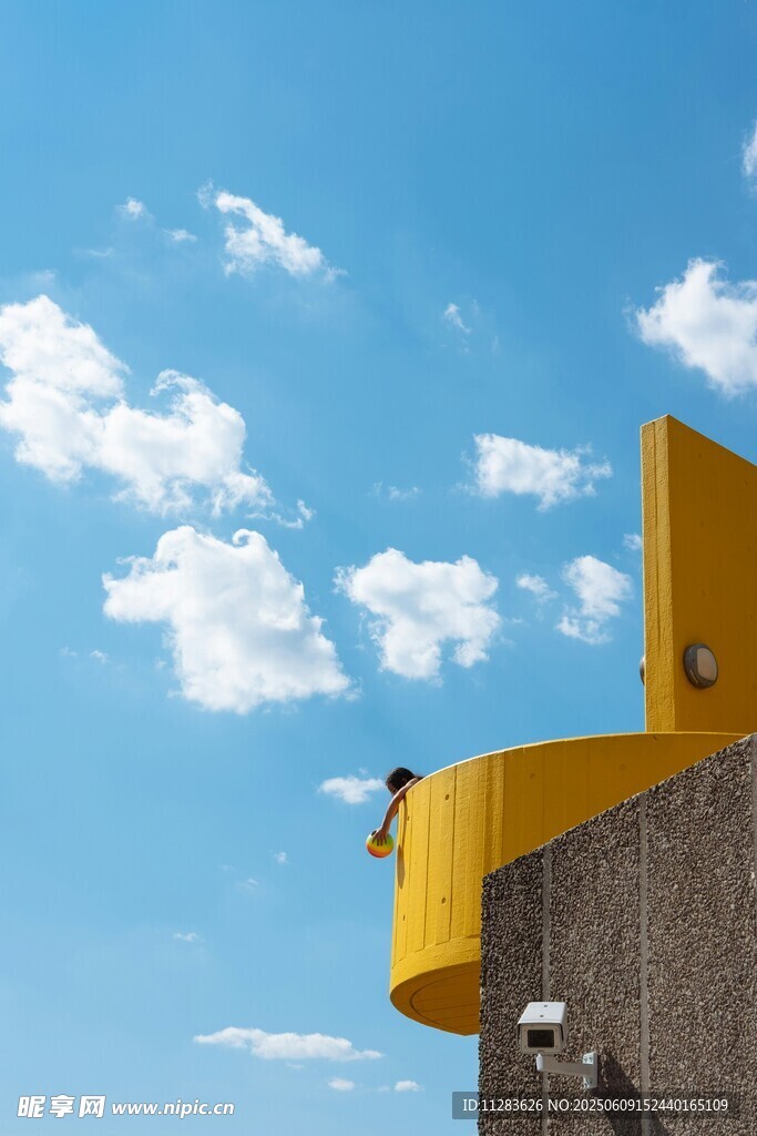 黄色建筑上的天空景致