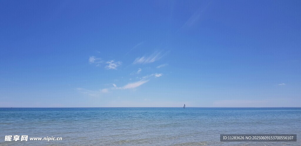 蔚蓝大海与晴朗天空