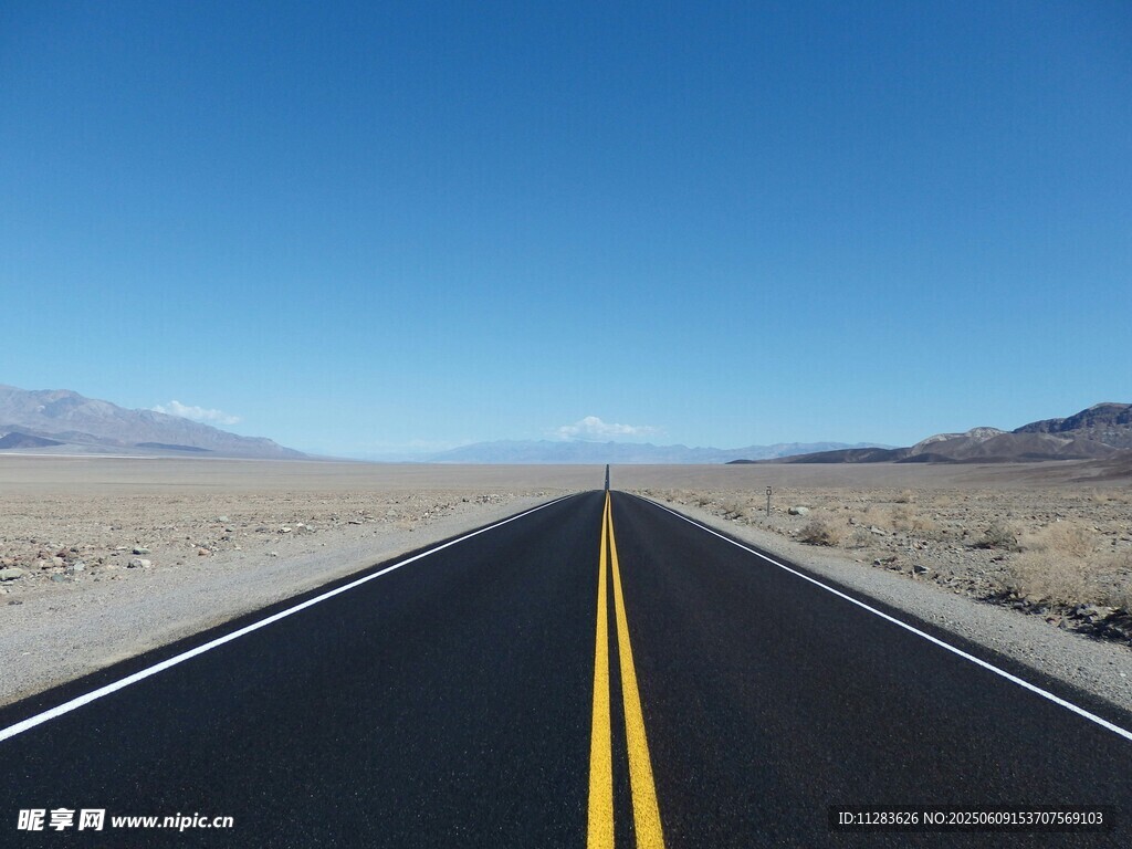 空旷公路伸向远方