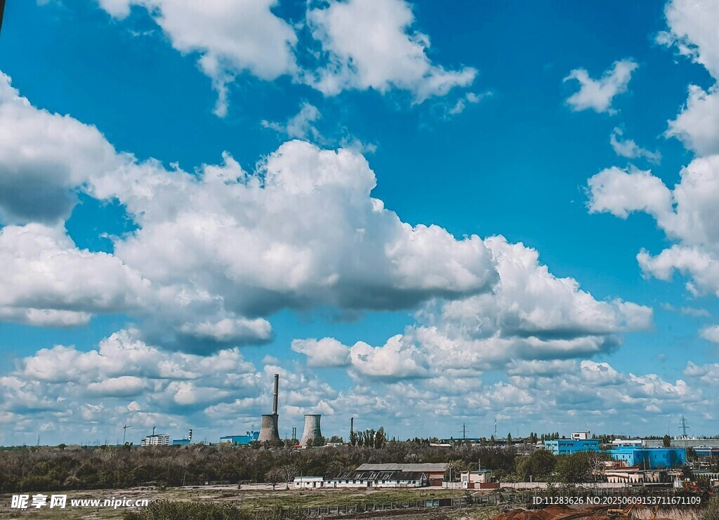 蓝天白云下的城市远景