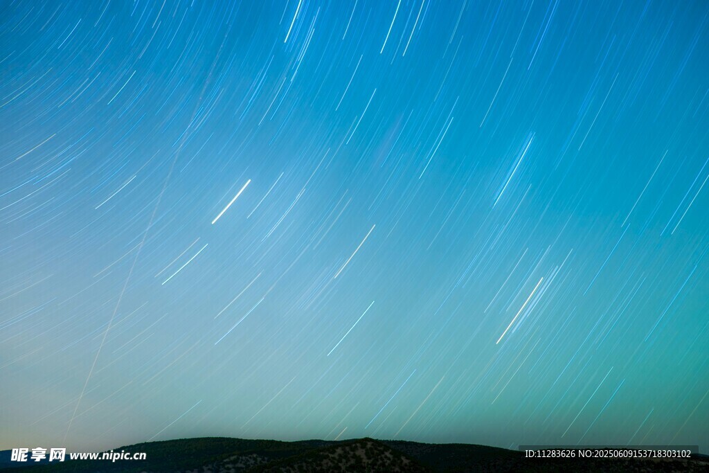 夜空星轨下的静谧山峦