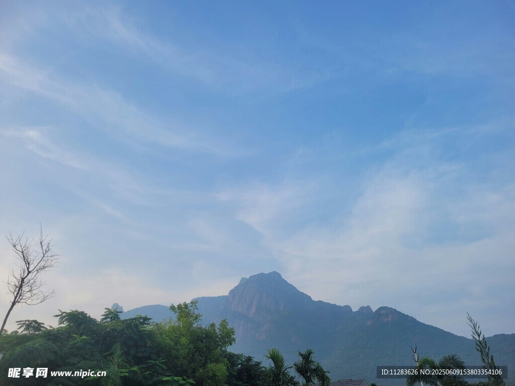 蓝天青山间的自然景致