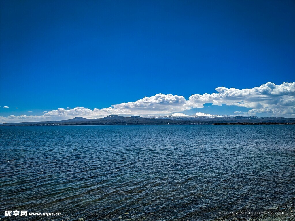 蓝天碧海间的宁静景致