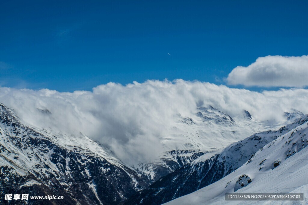 壮丽雪山云海景观