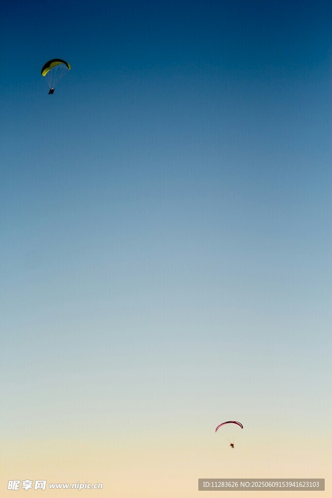天空中飞翔的滑翔伞