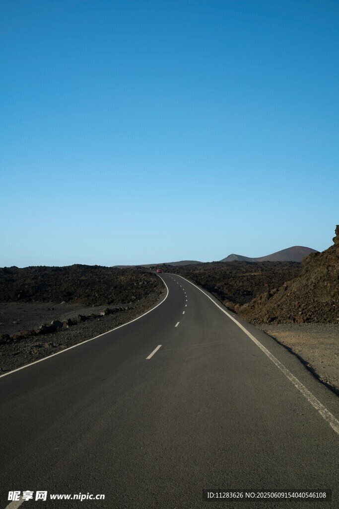 空旷公路伸向远方