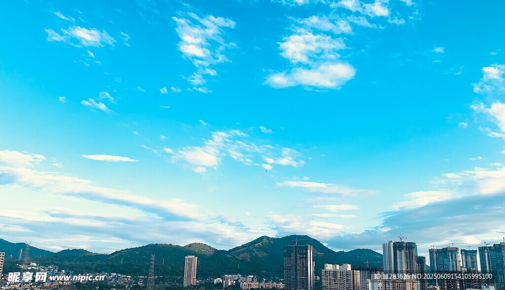 城市天际线与蓝天白云
