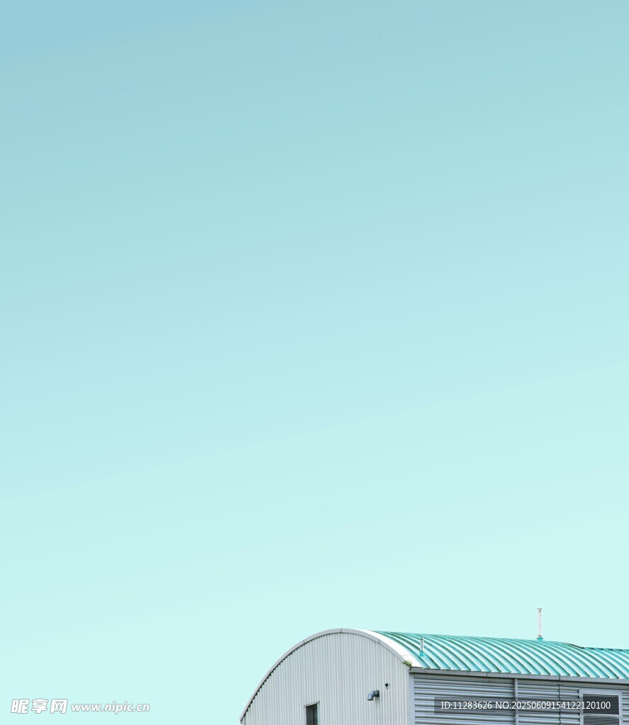 蓝天映衬下的白色建筑
