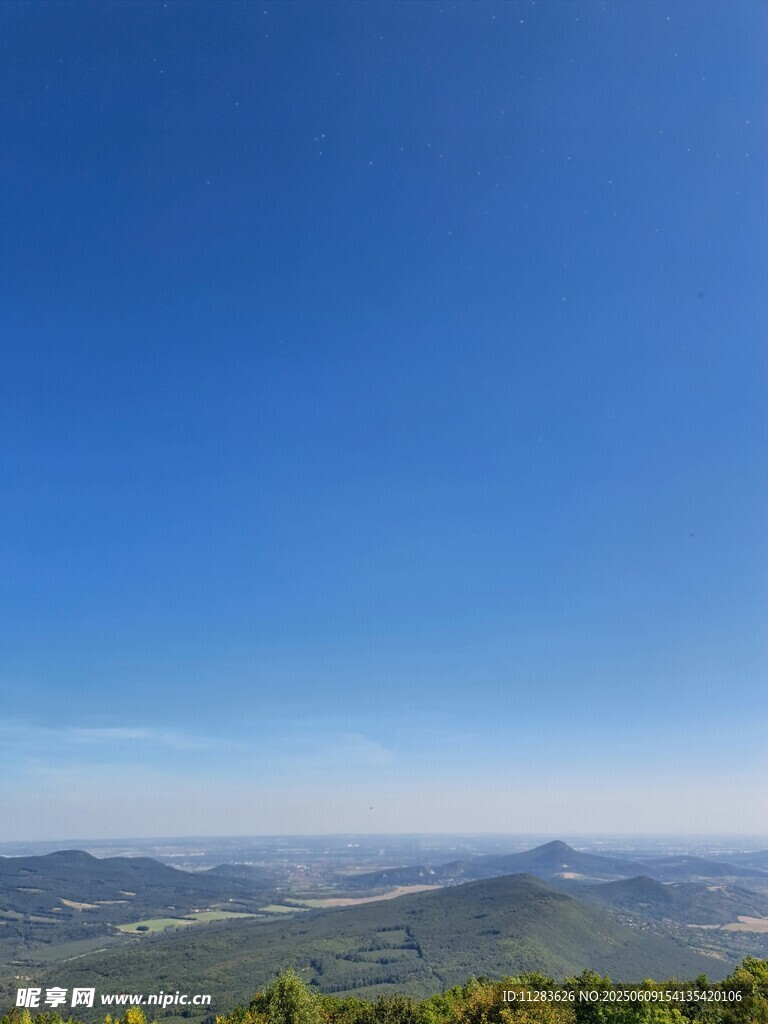 山峦蓝天美景