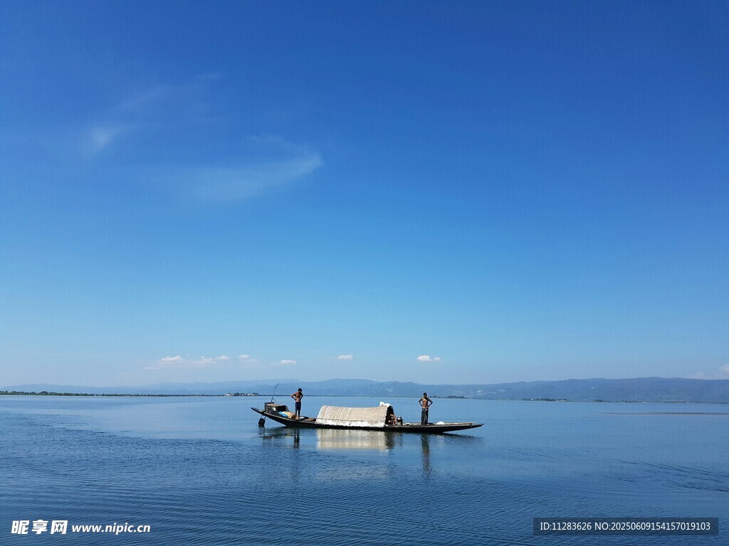 湖上孤舟享静谧时光