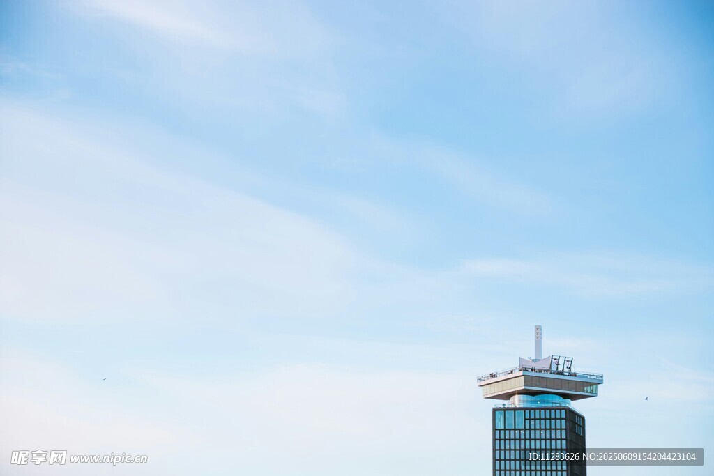 高耸入云的现代摩天大楼