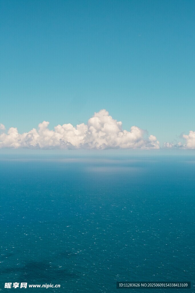碧海蓝天间的云朵美景