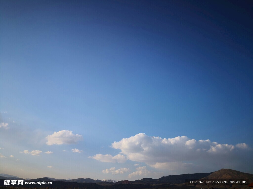 蓝天远山白云美景