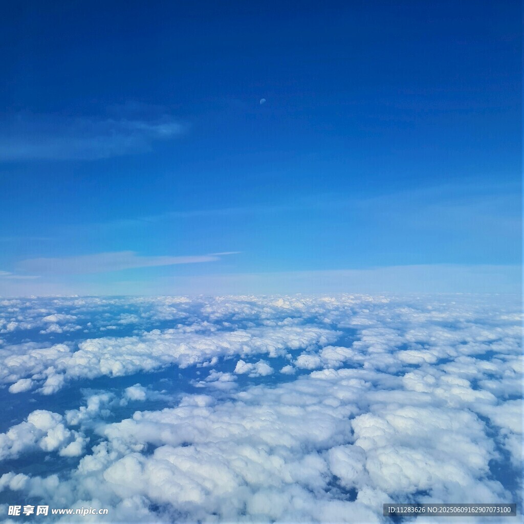 高空俯瞰云海蓝天美景