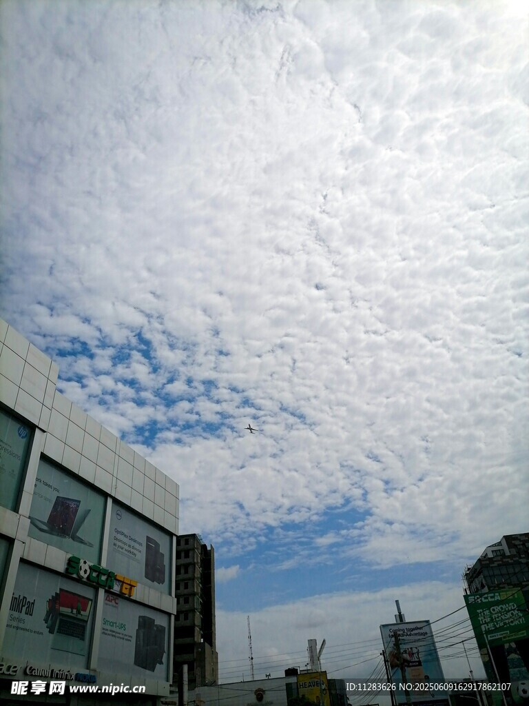 城市上空的絮状云朵