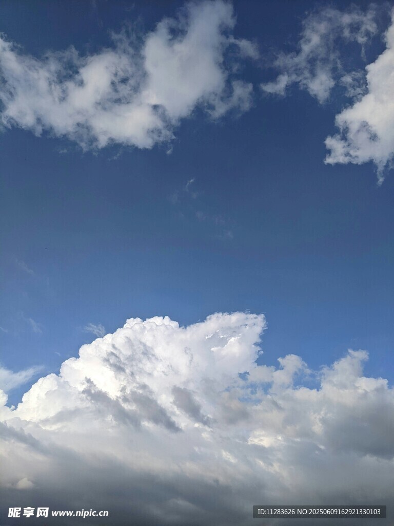 蓝天之上的蓬松云朵