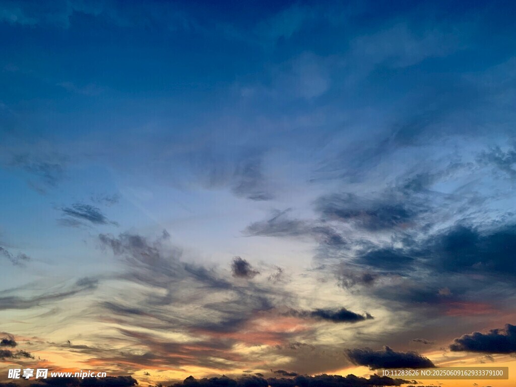 黄昏时分的绚烂天空