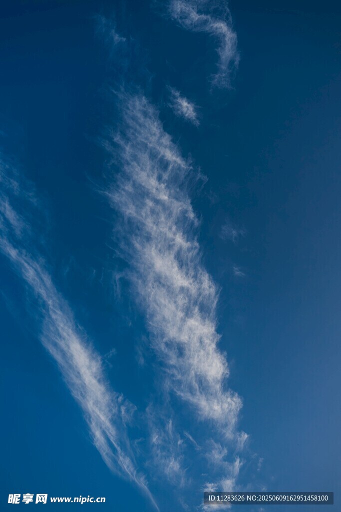 蔚蓝天空中的飘逸白云