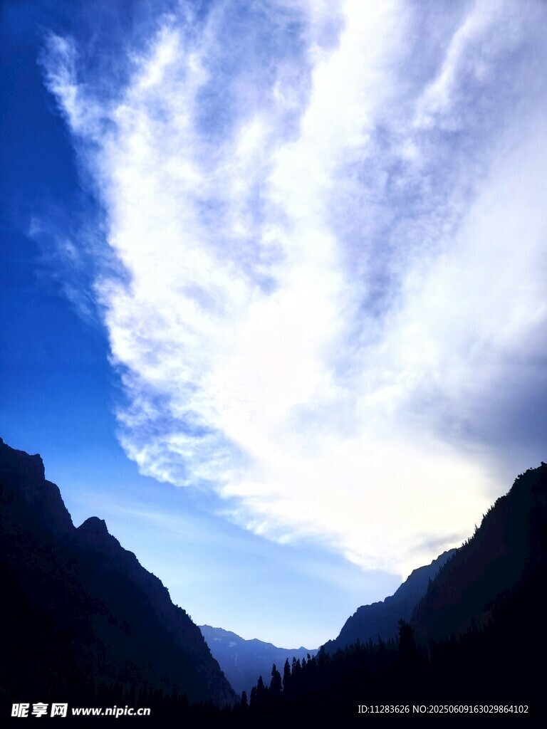 山间蓝天飘白云