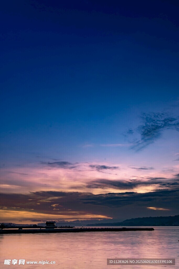 黄昏湖畔美景