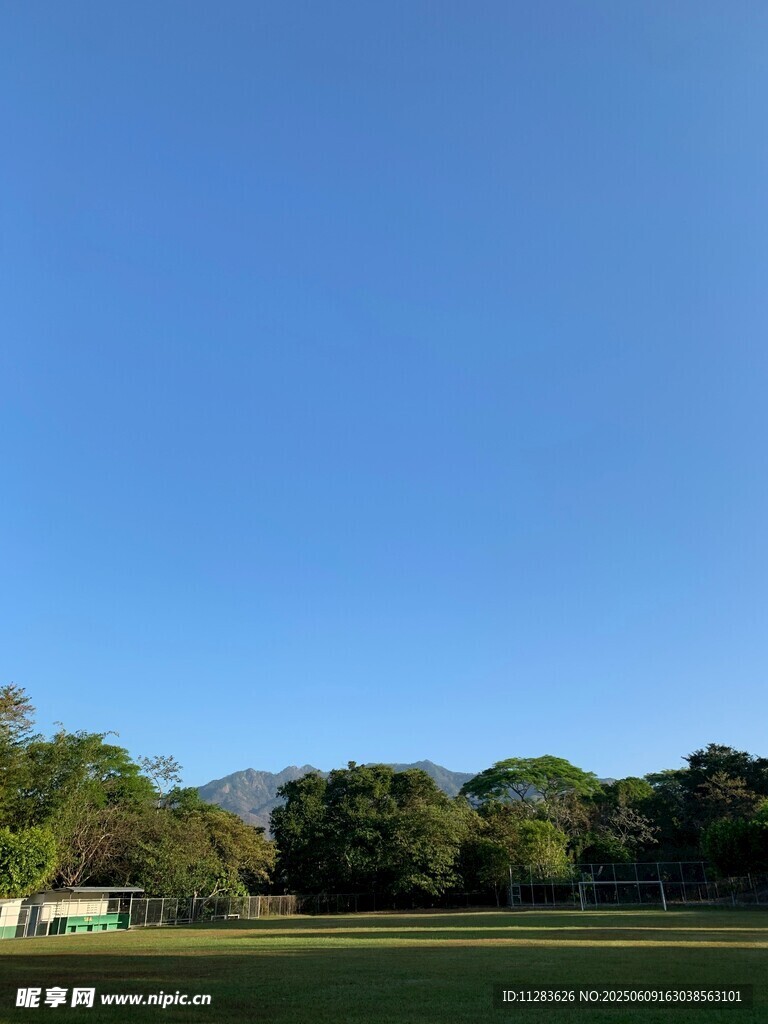 蓝天绿地间的自然景致