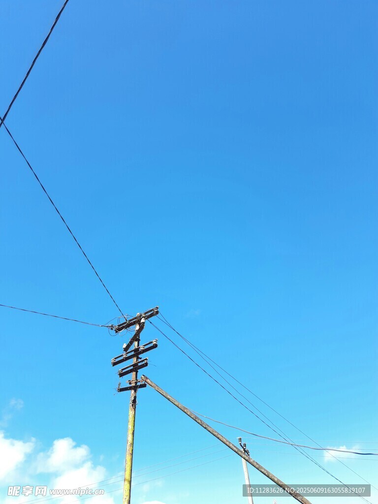 蓝天中的电线杆与电线