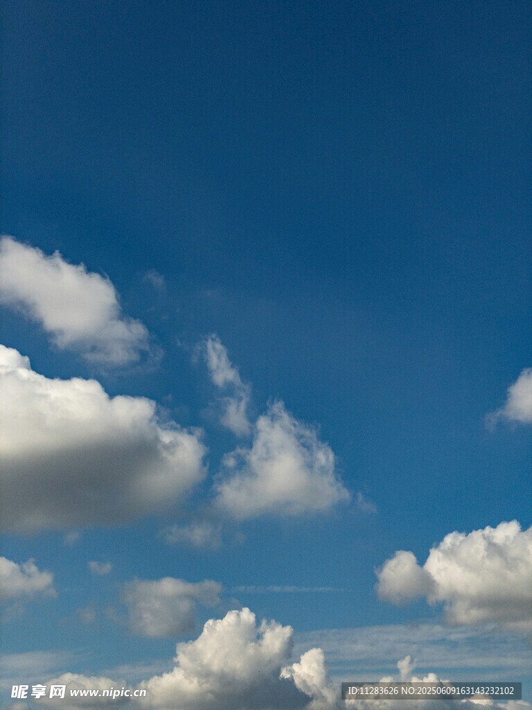 晴朗蓝天与蓬松白云