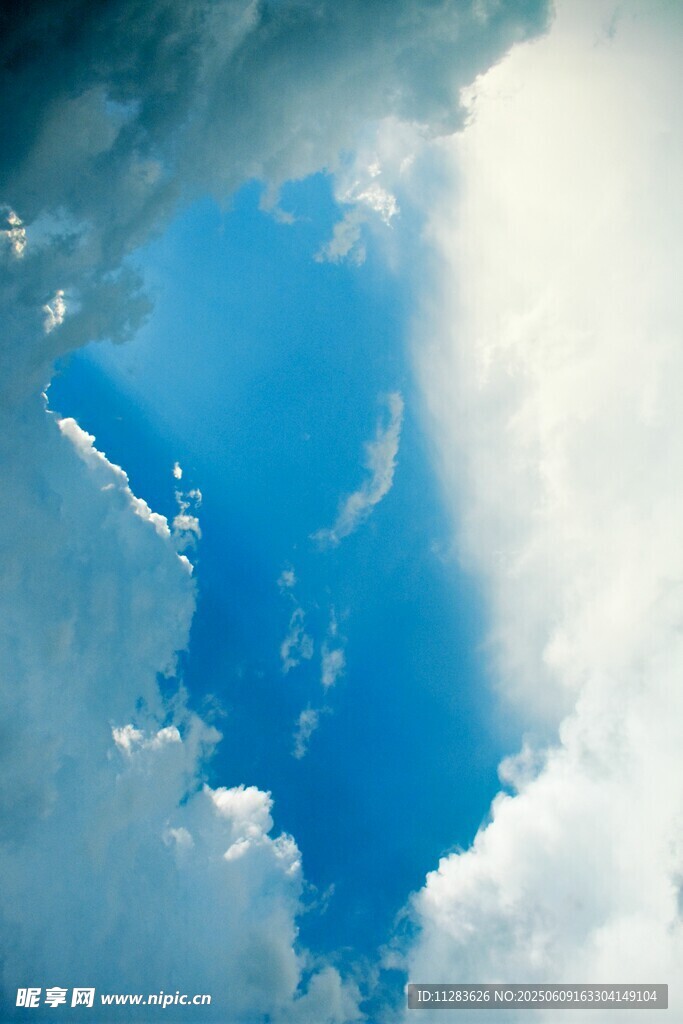 蓝天白云间的梦幻景致