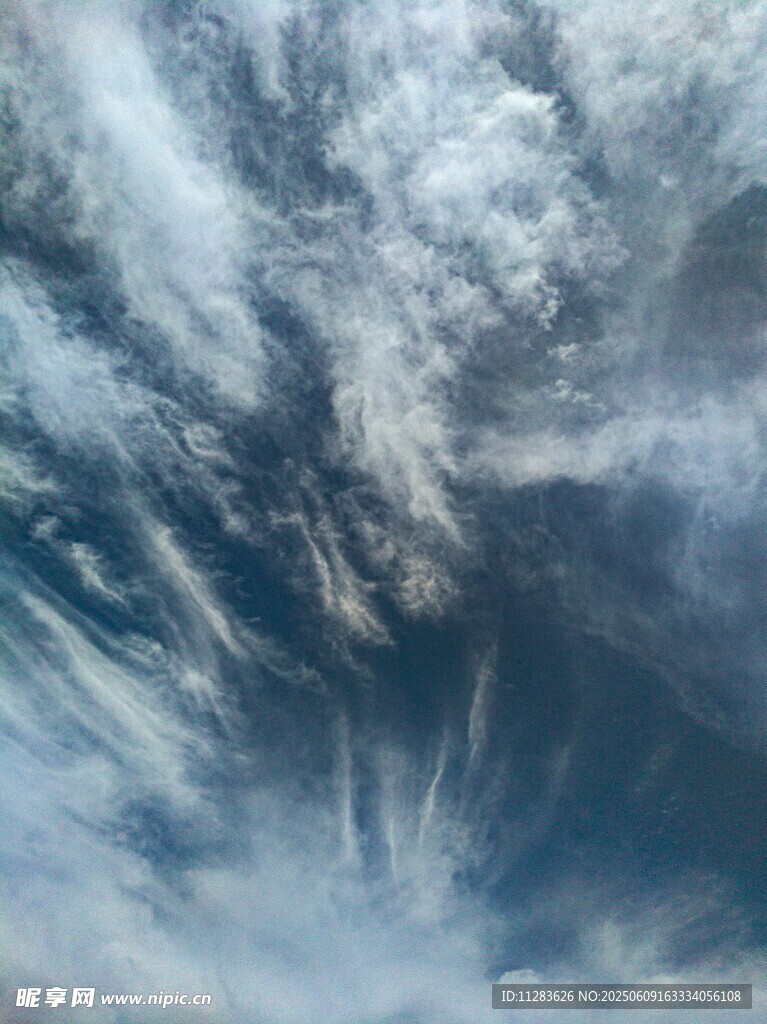 梦幻天空中的缥缈云彩