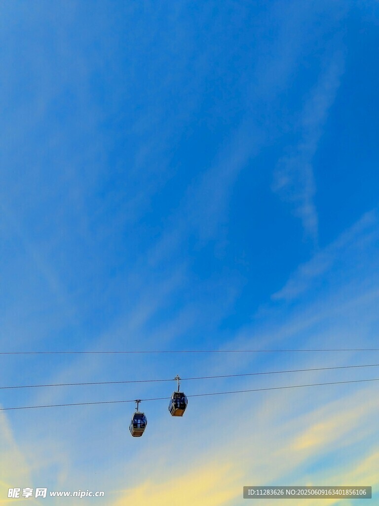 蓝天中的缆车