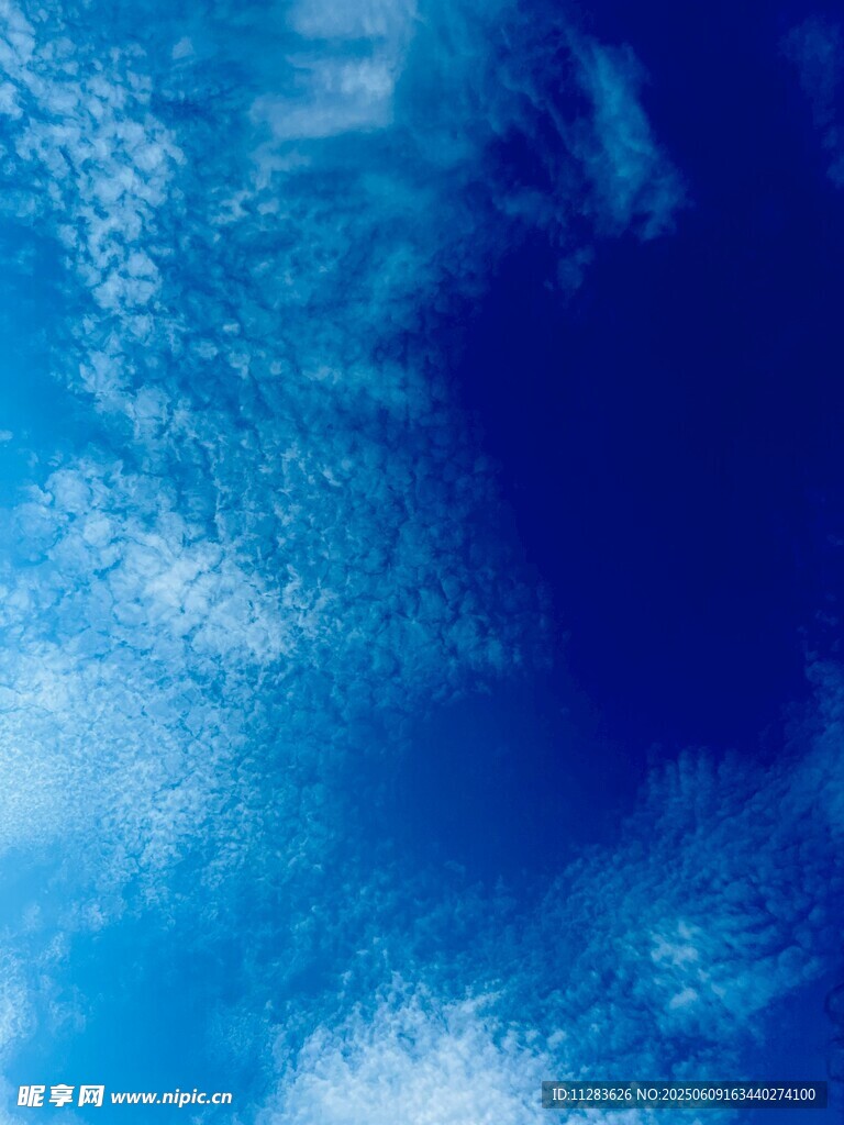 梦幻蓝色天空背景图