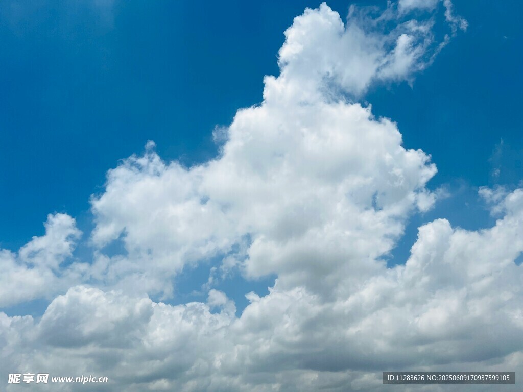 蓝天中的蓬松白云