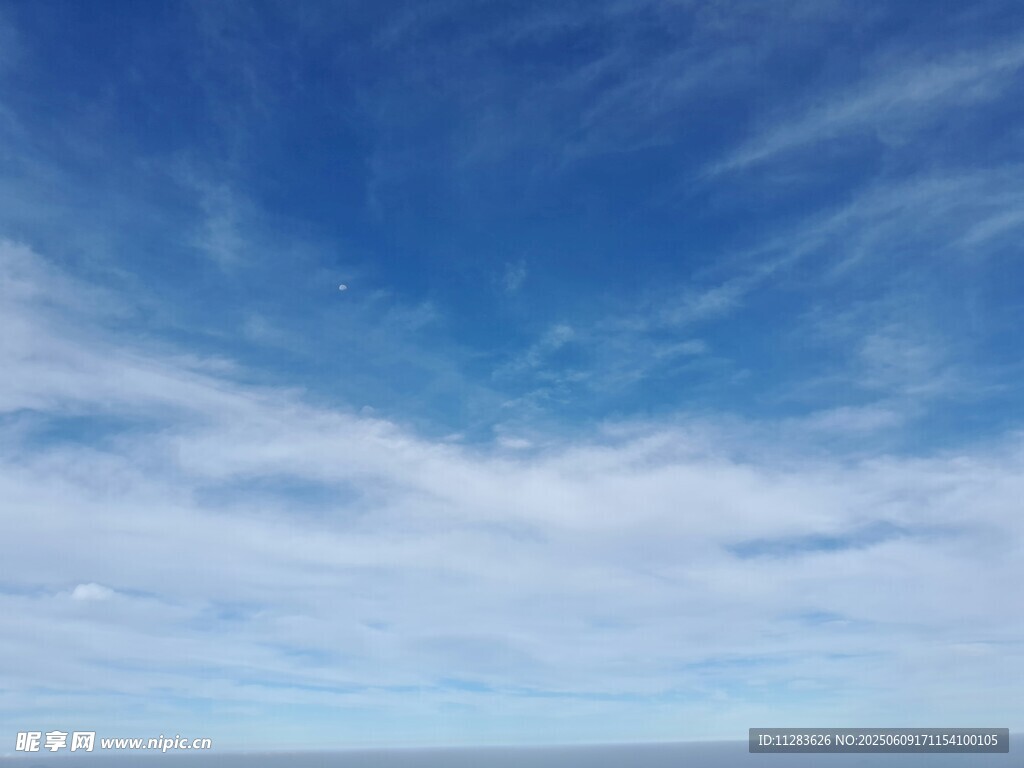 蓝天白云下的开阔天际