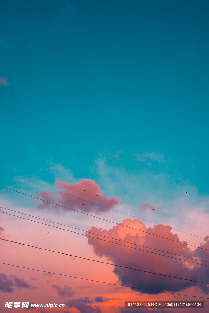 夕阳下的绚丽天空