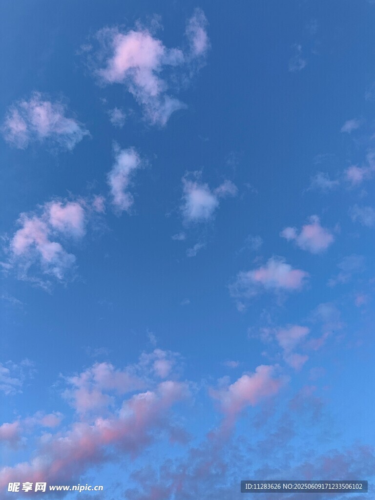 梦幻粉蓝天空中的云朵