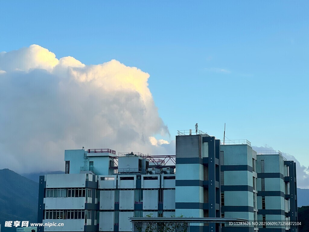 城市上空的壮观云朵