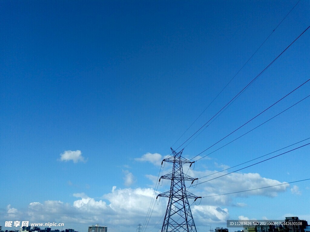 蓝天之下的高压输电塔