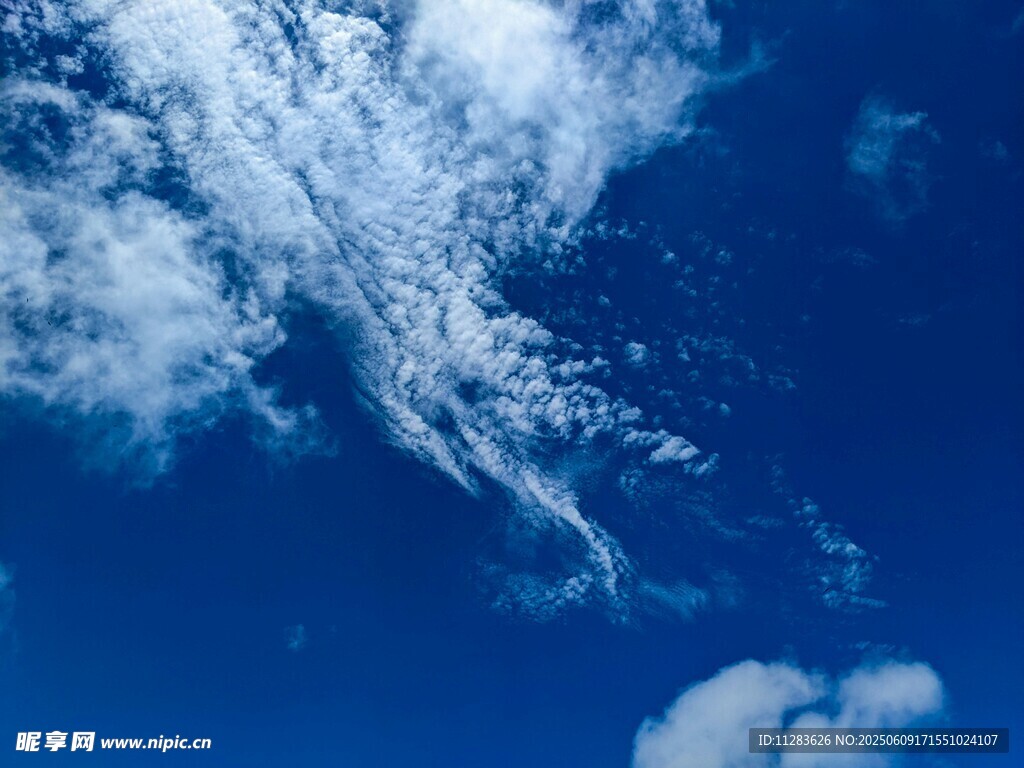 蔚蓝天空中的飘逸白云