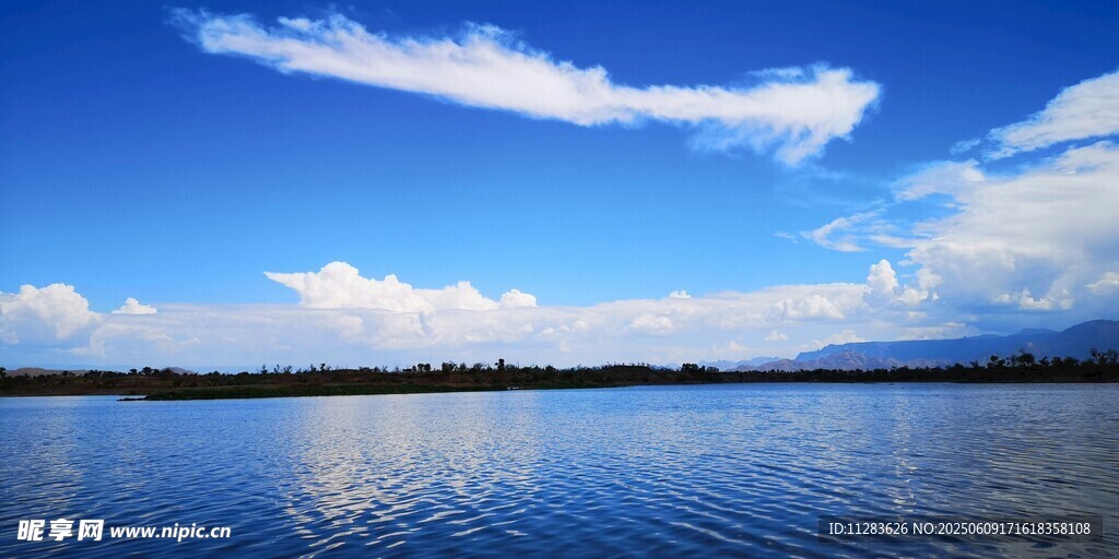 蓝天碧水间的宁静湖面