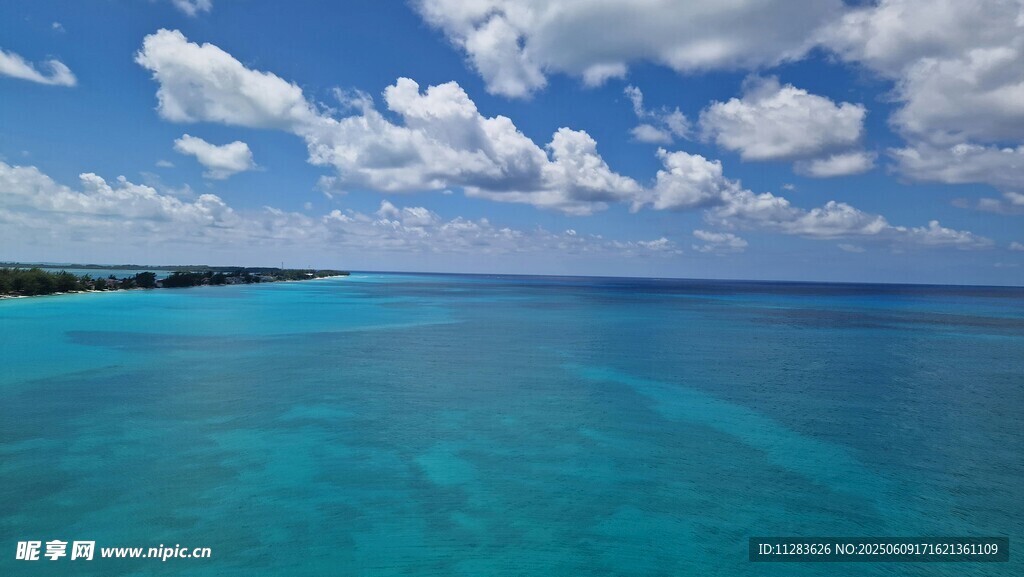 碧海蓝天的美丽海滨风光
