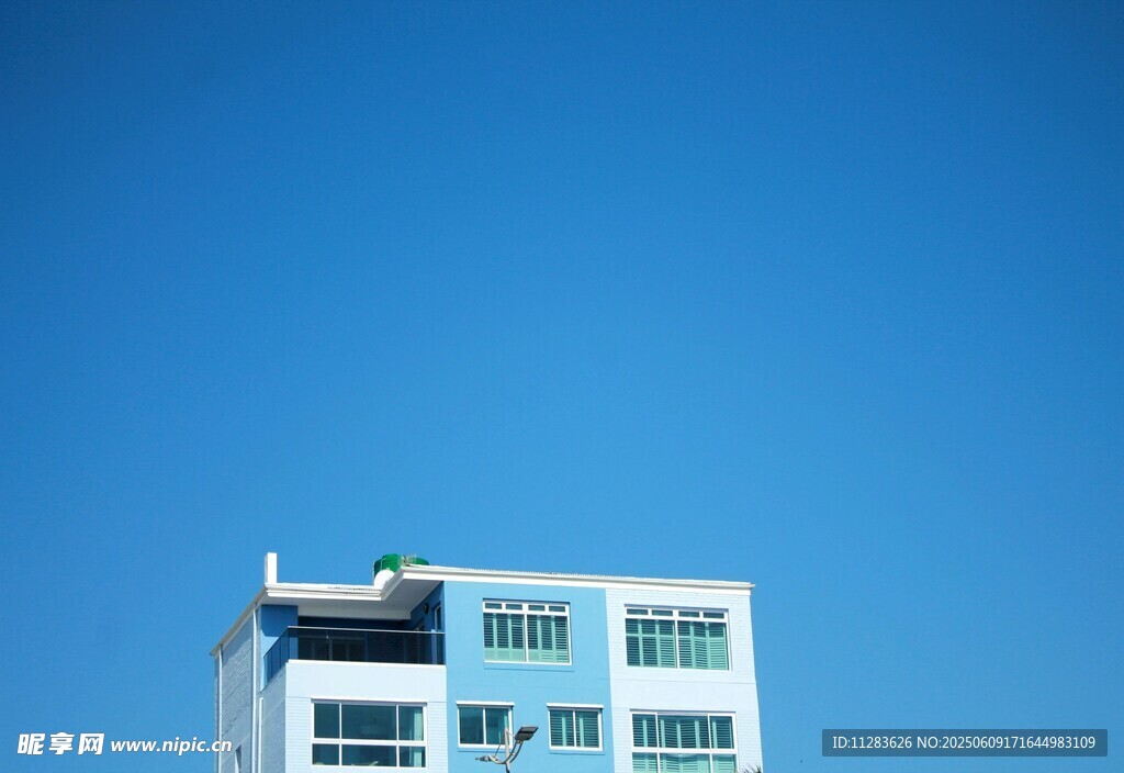 蓝天映衬下的白色建筑