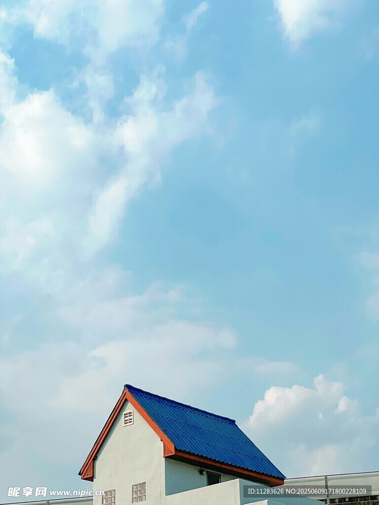 蓝顶小屋映于蓝天白云下