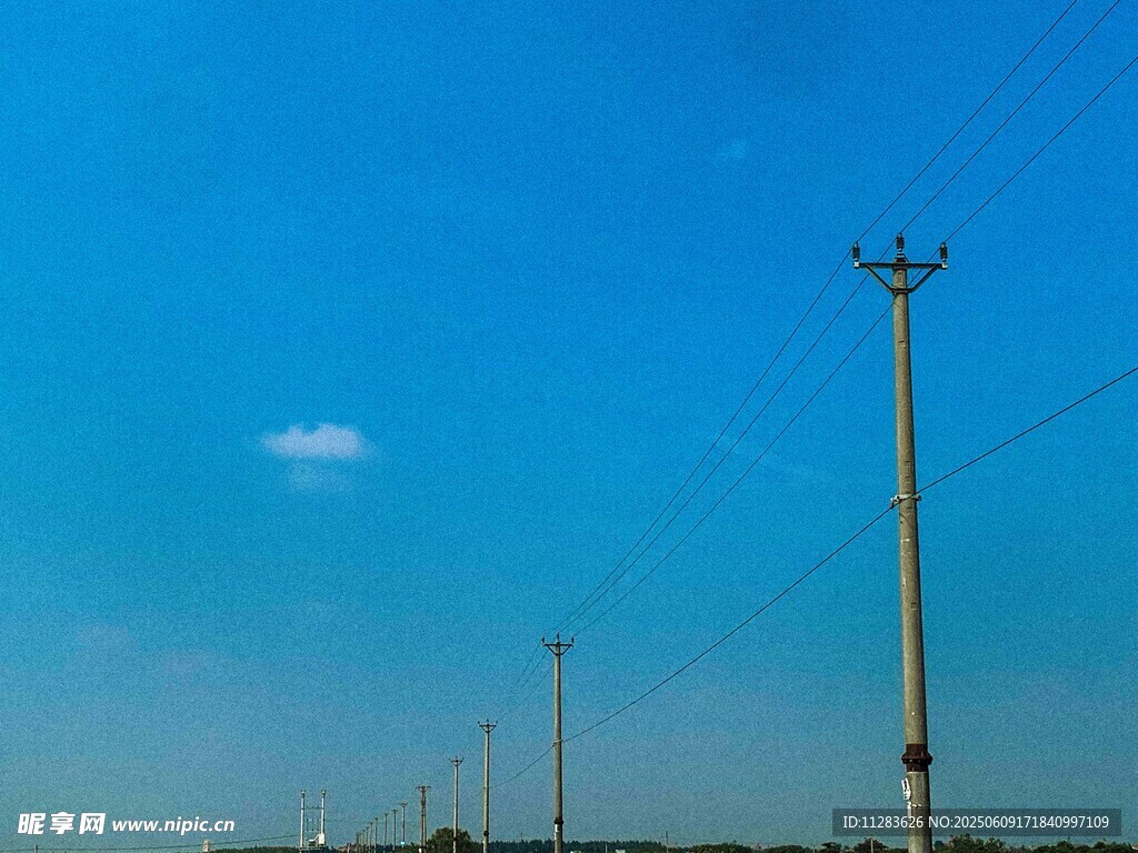蓝天之下的电线杆