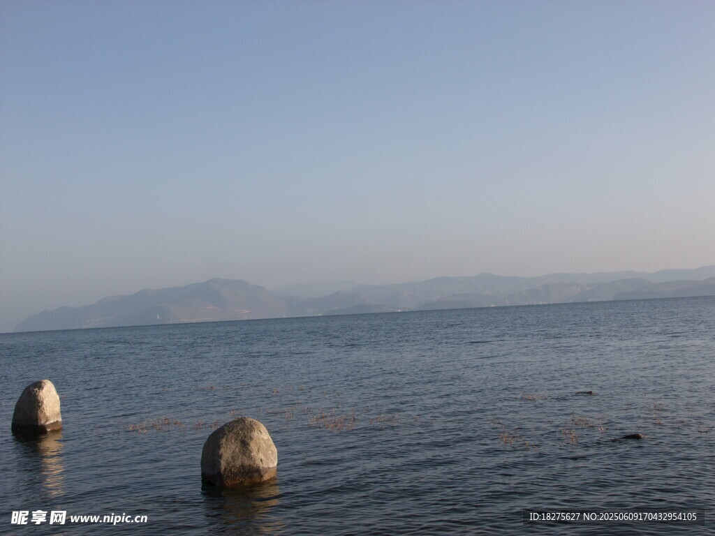 海面远处朦胧景致