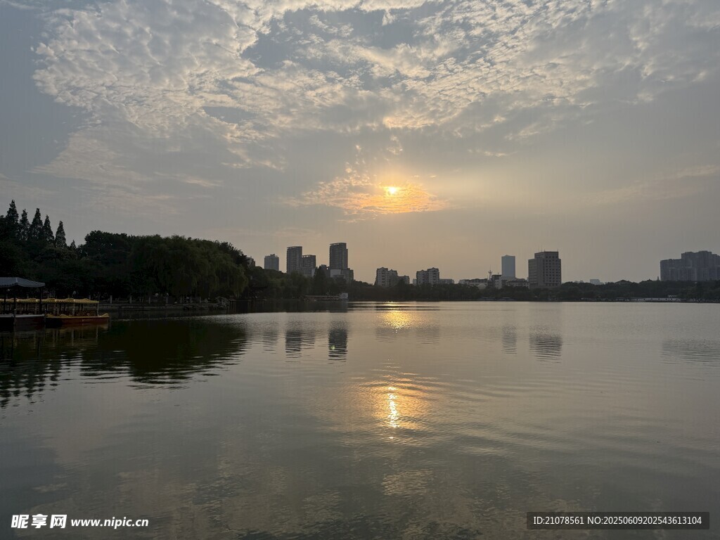 湖畔日落美景