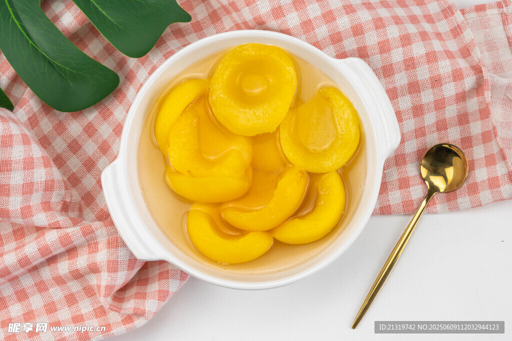 碗中美味黄桃罐头