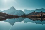 壮丽山景倒映平静湖面
